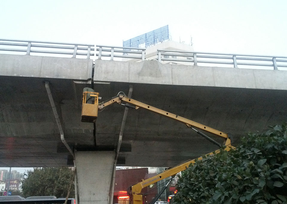 并州路长风街高架桥施工人员检修桥墩