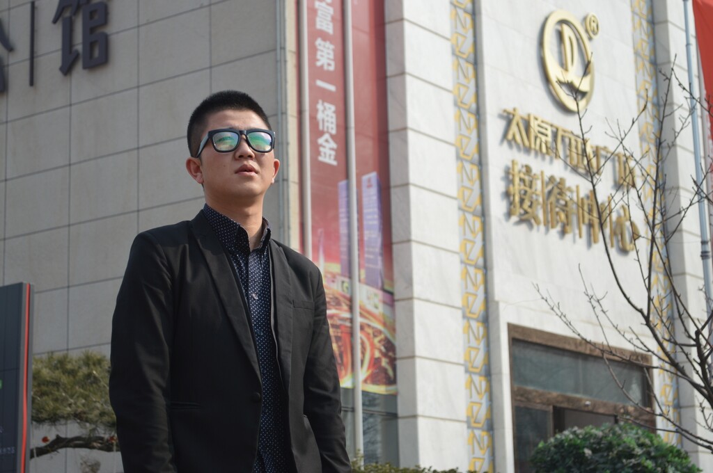 男主角在万达广场接待中心外面