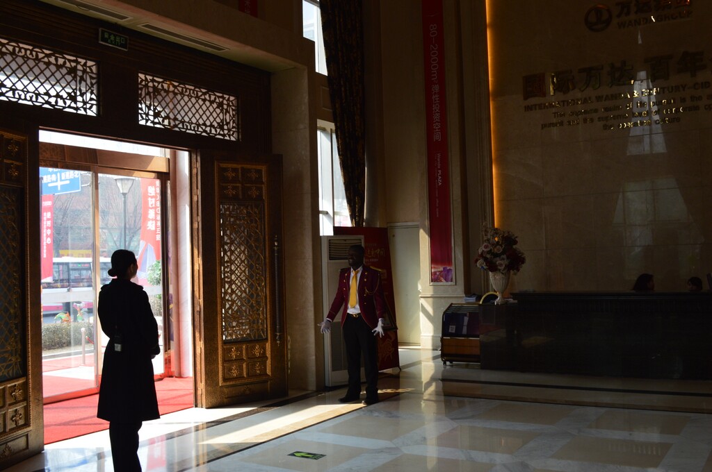 与国际接轨的万达公馆售楼展示中心门口